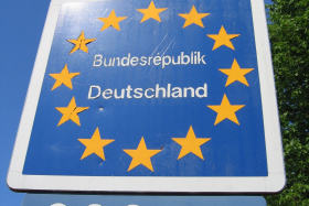 Blaues Schild mit der Aufschrift Bundesrepublik Deutschland 200 m