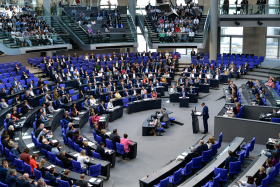 Friedrich Merz hält eine Rede im Bundestag. Er steht am Rednerpult. Die Reihen im Bundestag sind gut besetzt.