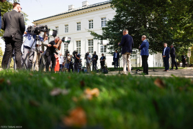 Friedrich Merz und Alexander Dobrindt geben ein Statement vor Journalisten ab