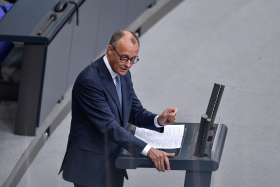 Friedrich Merz steht am Rednerpult und hält eine Rede im Bundestag im Rahmen der Generaldebatte zum Bundeshaushalt