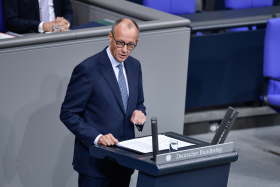 Friedrich Merz am Rednerpult im Plenarsaal des Deutschen Bundestags