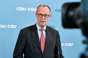 Friedrich Merz gibt ein Statement vor der Fraktionssitzung der CDU/CSU ab