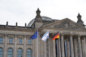 Reichstagsgebäude, Flaggen von Israel, Deutschland und der EU