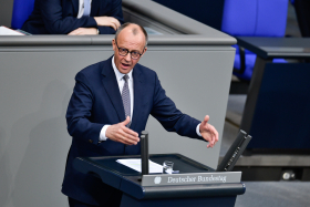 Friedrich Merz am Rednerpult im Deutschen Bundestag