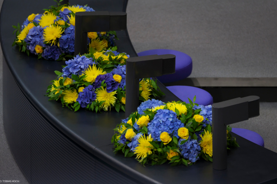Blumen im Bundestag in ukrainischen Farben. 