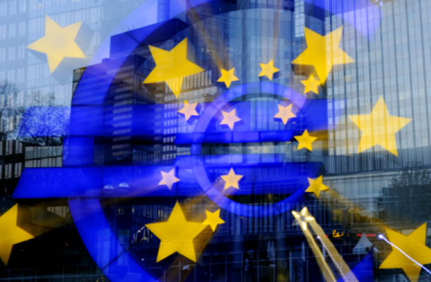 Finanzen: Das Eurozeichen leuchtet vor der Europäischen Zentralbank (EZB) in Frankfurt