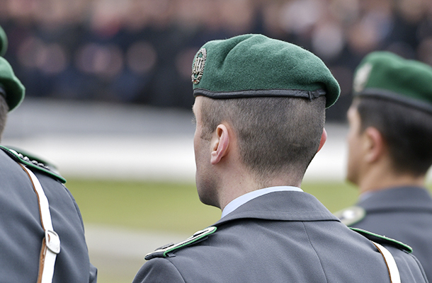 Soldat von hinten beim Bundeswehr Gelöbnis