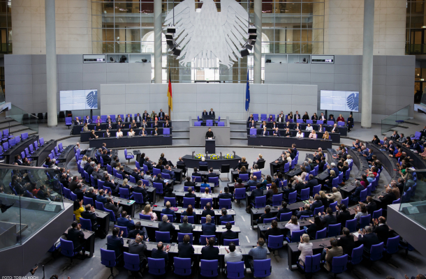 Präsident Selenskyi am Rednerpult im Deutschen Bundestag