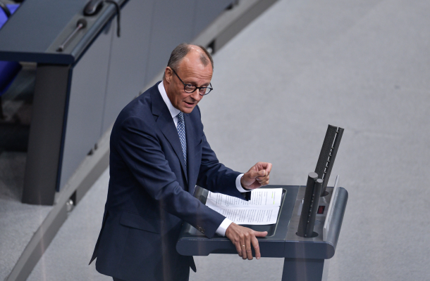 Friedrich Merz steht am Rednerpult und hält eine Rede im Bundestag im Rahmen der Generaldebatte zum Bundeshaushalt