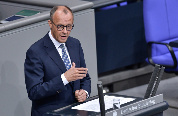 Friedrich Merz steht am Rednerpult und hält eine Rede im Bundestag im Rahmen der Generaldebatte zum Bundeshaushalt