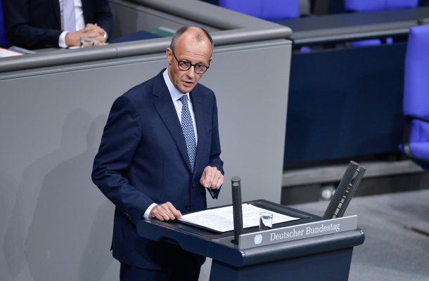 Friedrich Merz am Rednerpult im Plenarsaal des Deutschen Bundestags