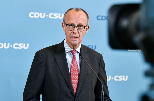 Friedrich Merz gibt ein Statement vor der Fraktionssitzung der CDU/CSU ab