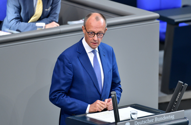 Friedrich Merz im Plenum am Rednerpult