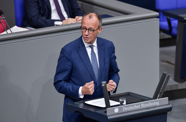 Friedrich Merz hält eine Rede im Plenum des Deutschen Bundestags