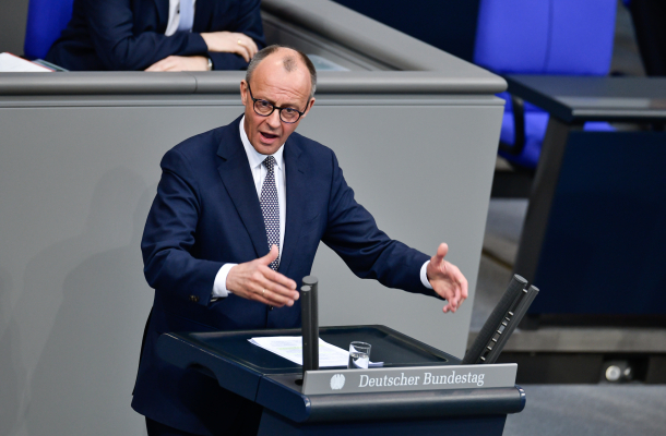 Friedrich Merz am Rednerpult im Deutschen Bundestag