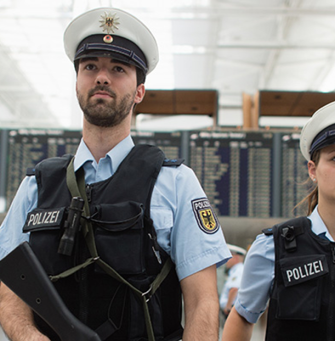 Bewaffnete Polizisten am Flughafen
