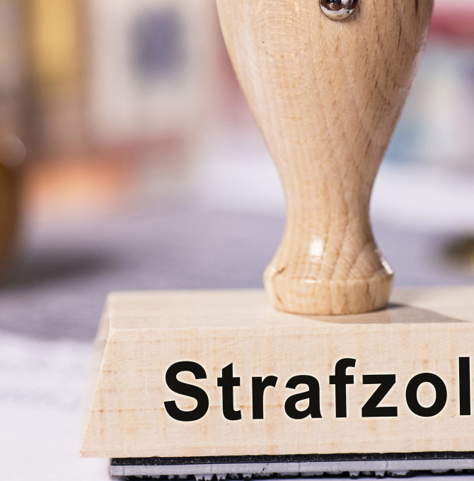 Stempel mit der Aufschrift "Strafzölle"