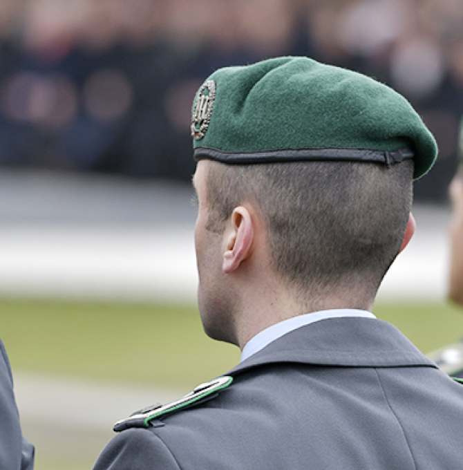 Soldat von hinten beim Bundeswehr Gelöbnis