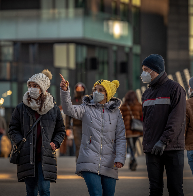 Menschen mit medizinischen Masken gegen Corona