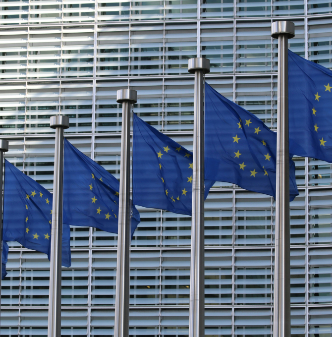 Wehende EU-Flaggen vor dem Sitz der Europäischen Kommission