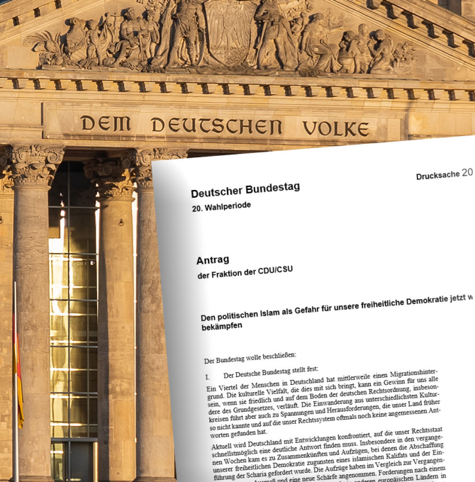 Reichstag im Hintergrund mit der Aufschrift "Dem Deutschen Volker". Im Vordergrund der Antrag der Fraktion der CDU/CSU zur Bekämpfung des politischen Islams