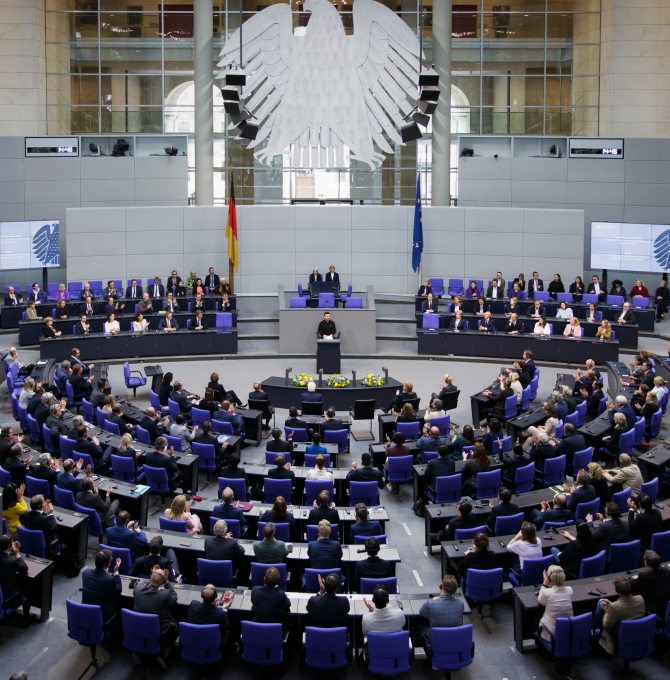 Präsident Selenskyi am Rednerpult im Deutschen Bundestag
