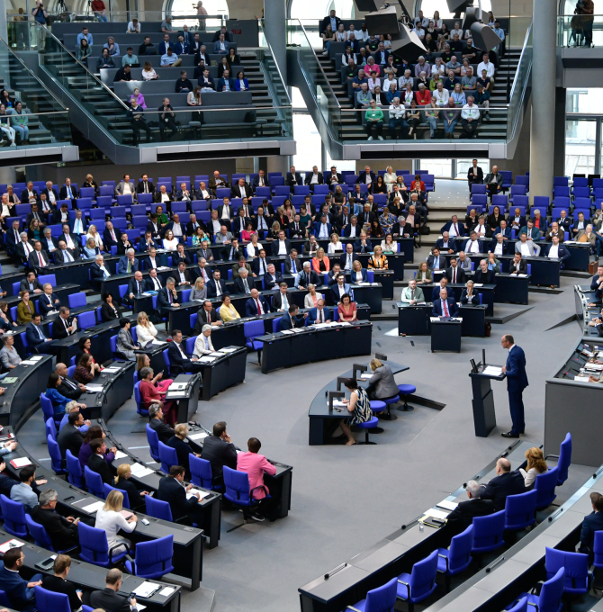 Friedrich Merz hält eine Rede im Bundestag. Er steht am Rednerpult. Die Reihen im Bundestag sind gut besetzt.