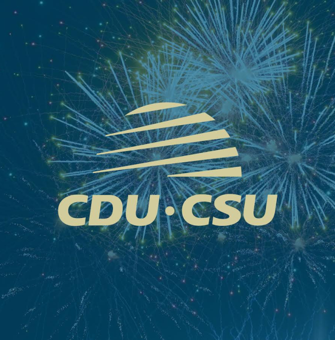 75 Jahre CDU/CSU-Fraktion: Schriftzug CDU/CSU unterhalb goldener Reichstagskuppel vor blauem Hintergrund mit Feuerwerk.