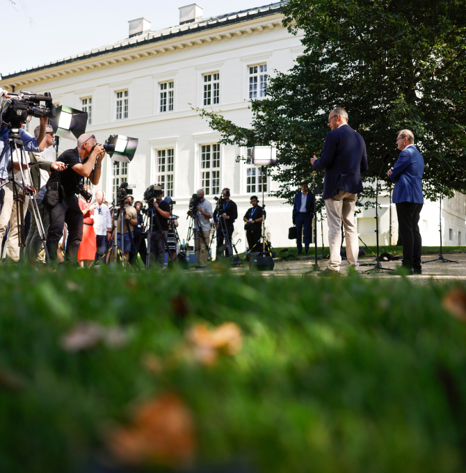 Friedrich Merz und Alexander Dobrindt geben ein Statement vor Journalisten ab