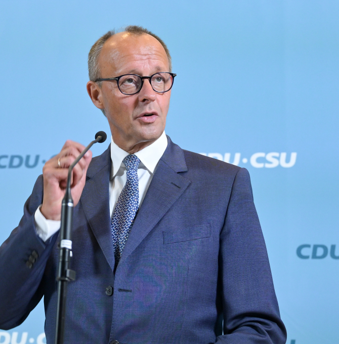 Friedrich Merz gibt ein Statement vor der Fraktionssitzung ab