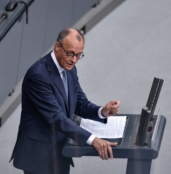 Friedrich Merz steht am Rednerpult und hält eine Rede im Bundestag im Rahmen der Generaldebatte zum Bundeshaushalt