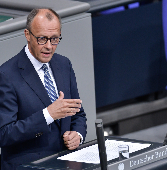 Friedrich Merz steht am Rednerpult und hält eine Rede im Bundestag im Rahmen der Generaldebatte zum Bundeshaushalt