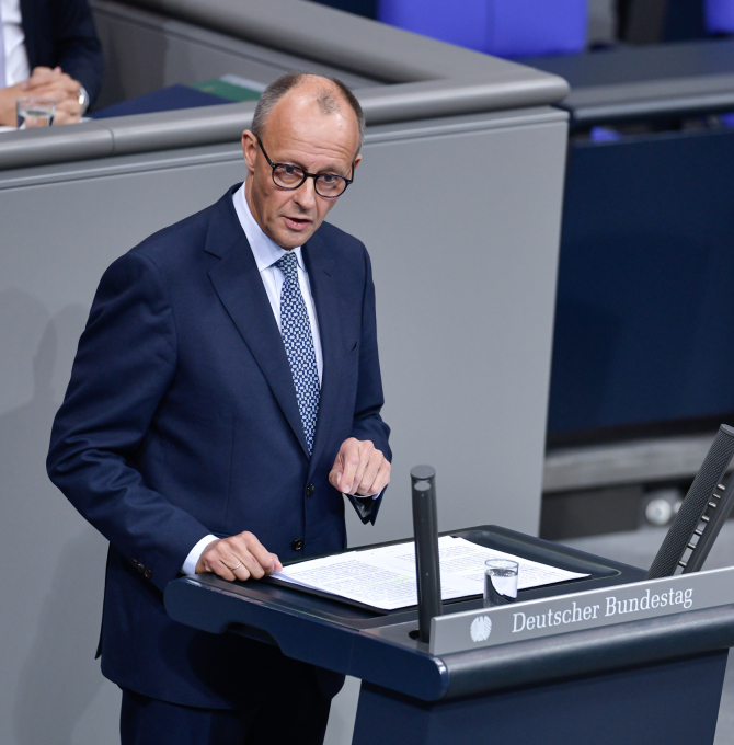 Friedrich Merz am Rednerpult im Plenarsaal des Deutschen Bundestags