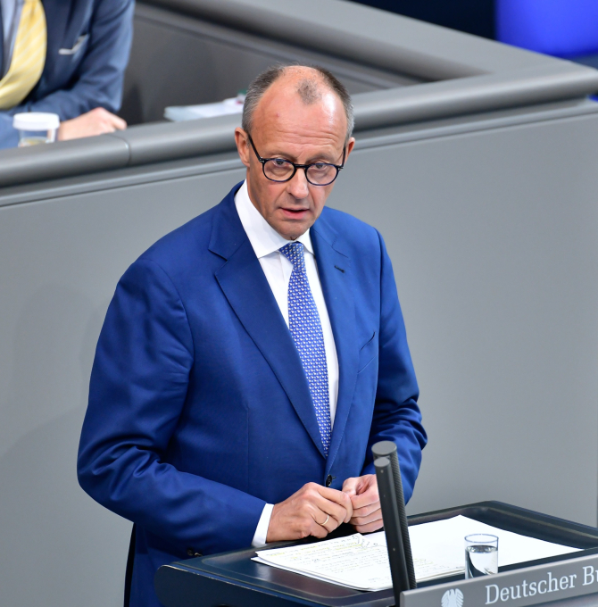 Friedrich Merz im Plenum am Rednerpult