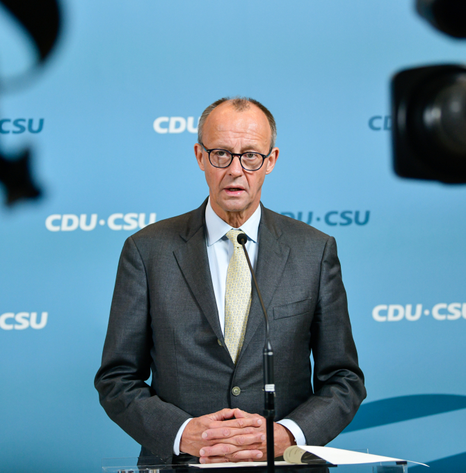 Friedrich Merz gibt ein Statement vor der Fraktionssitzung ab