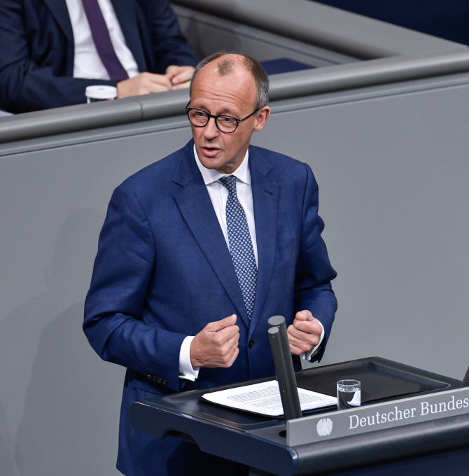 Friedrich Merz hält eine Rede im Plenum des Deutschen Bundestags