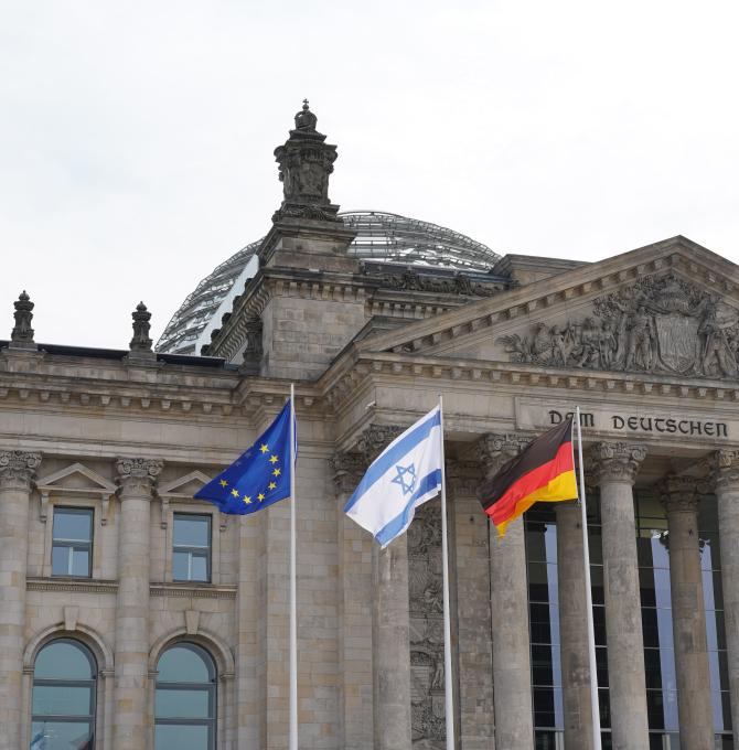 Reichstagsgebäude, Flaggen von Israel, Deutschland und der EU