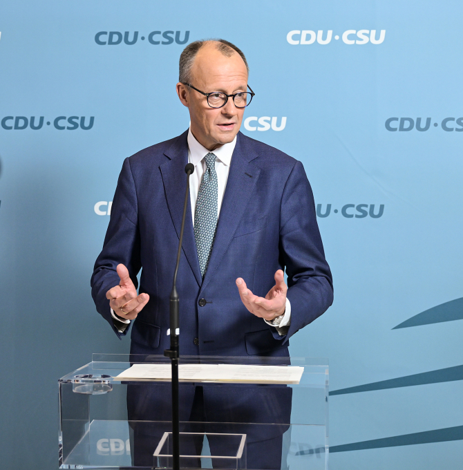 Friedrich Merz gibt ein Statement vor der Fraktionssitzung ab