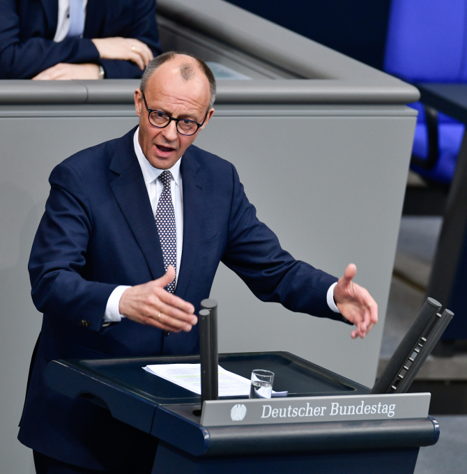 Friedrich Merz am Rednerpult im Deutschen Bundestag