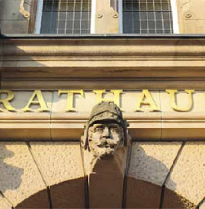 Schriftzug "Rathaus" an einem Gebäude